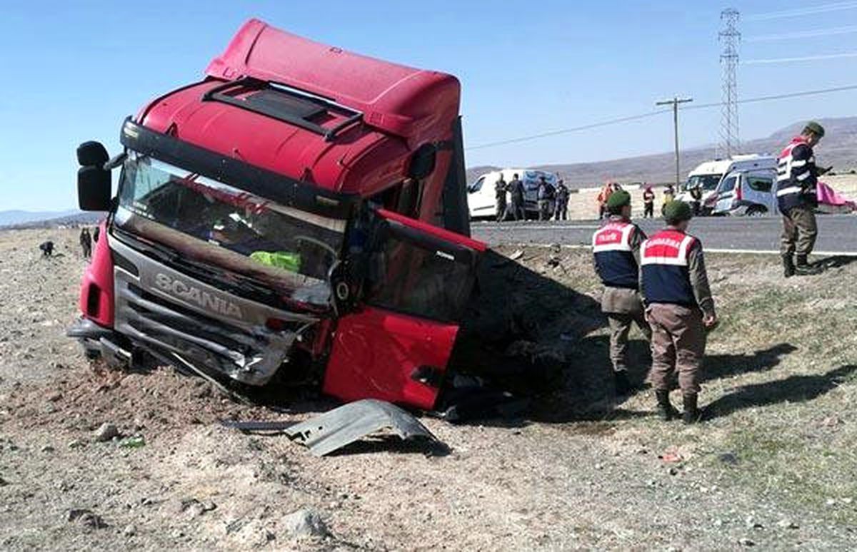 Kayseri'de Trafik Kazası: 2 Ölü, 3 Yaralı
