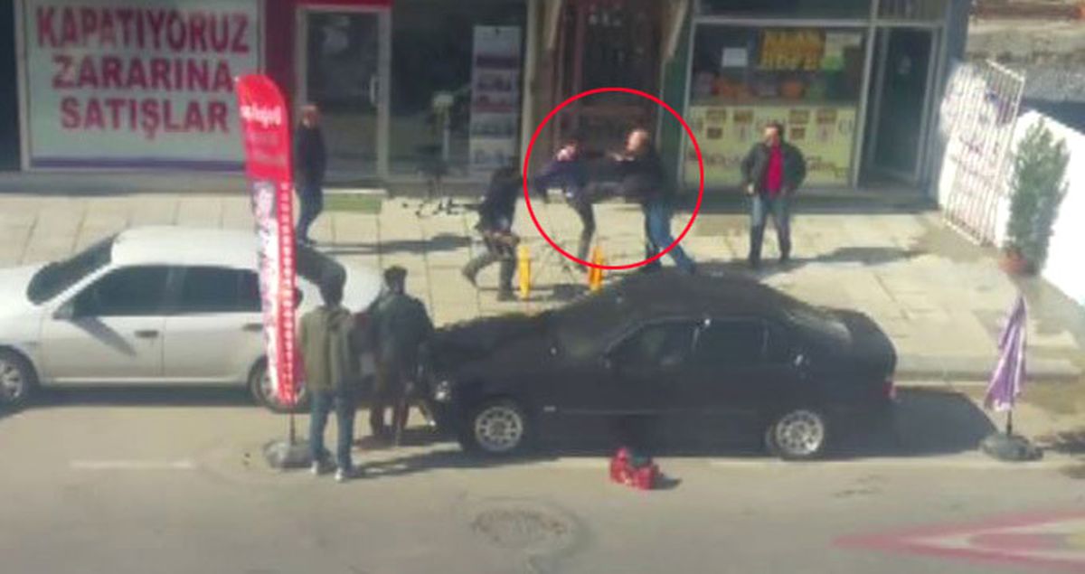 Tekme Atan Genci Yumrukla Deviren Adam, İrlandalı Boksöre Rakip Gösterildi