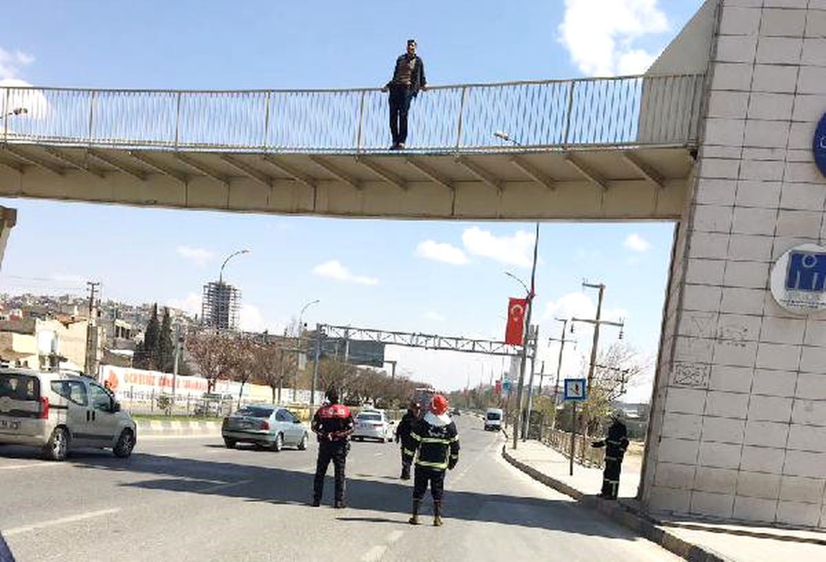 Gaziantep'te Üst Geçitten Atlayan Adam Yaralandı