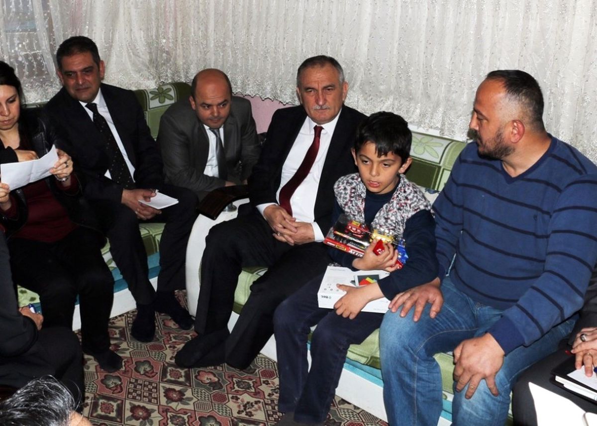 Başkan Yılmaz'dan Engelli Çocuğu Duygulandıran Hediye