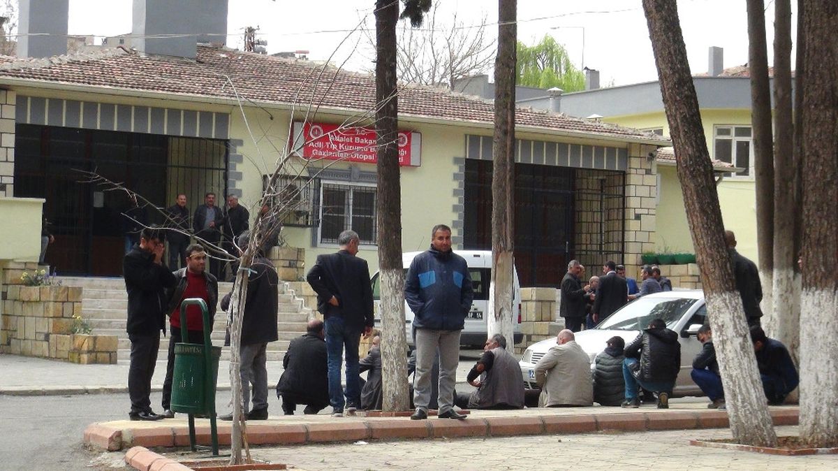 Küçük Çocuk, Cami Bahçesindeki İskelenin Altında Kalarak Can Verdi