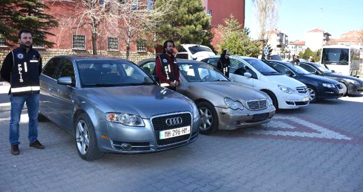 Gürcistan'dan Getirdikleri Lüks Otomobilleri Satan Şebeke Yakalandı