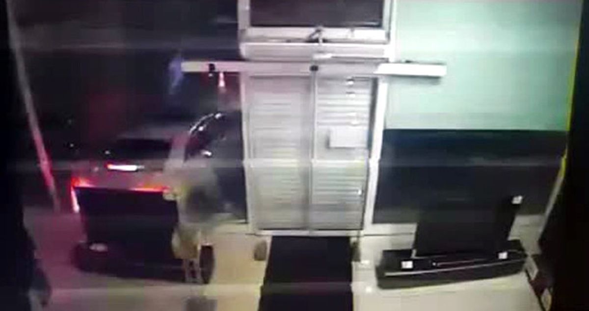 Mağazaya Araçla Giren Hırsızlar, 300 Bin Lira Değerinde Ürün Çaldı