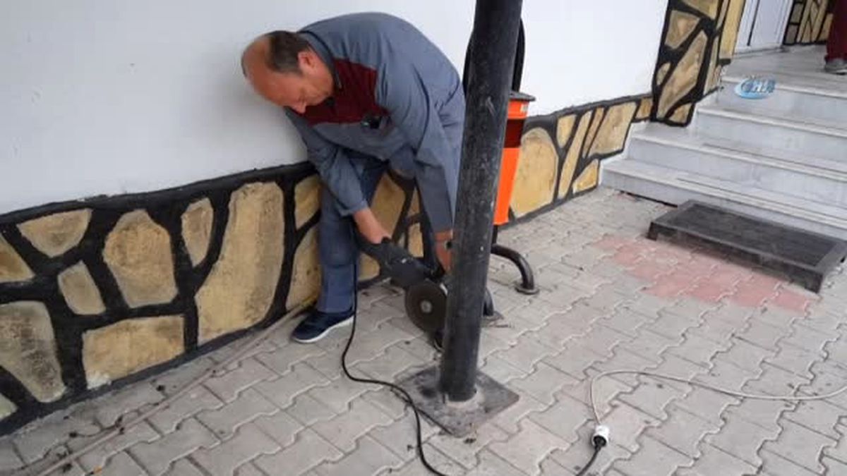 Mahsur Kalan Kuşu, Demir Boruyu Keserek Kurtardılar