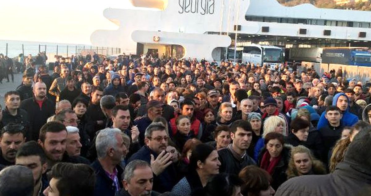 Sarp Sınır Kapısı'nda Genişletme Çalışmaları Nedeniyle İzdiham Oluştu