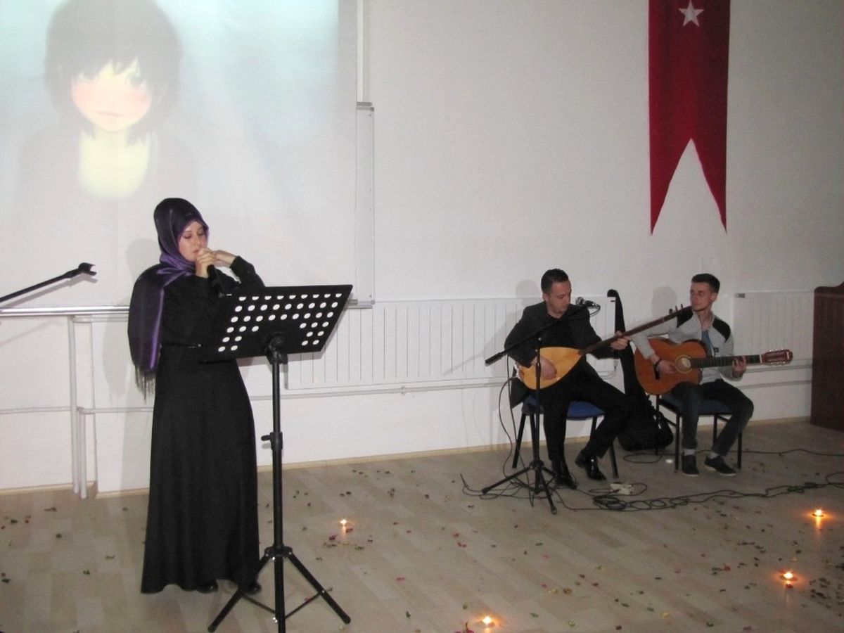 Üniversite Öğrencilerinden Türkü Gecesi ve Şiir Dinletisi