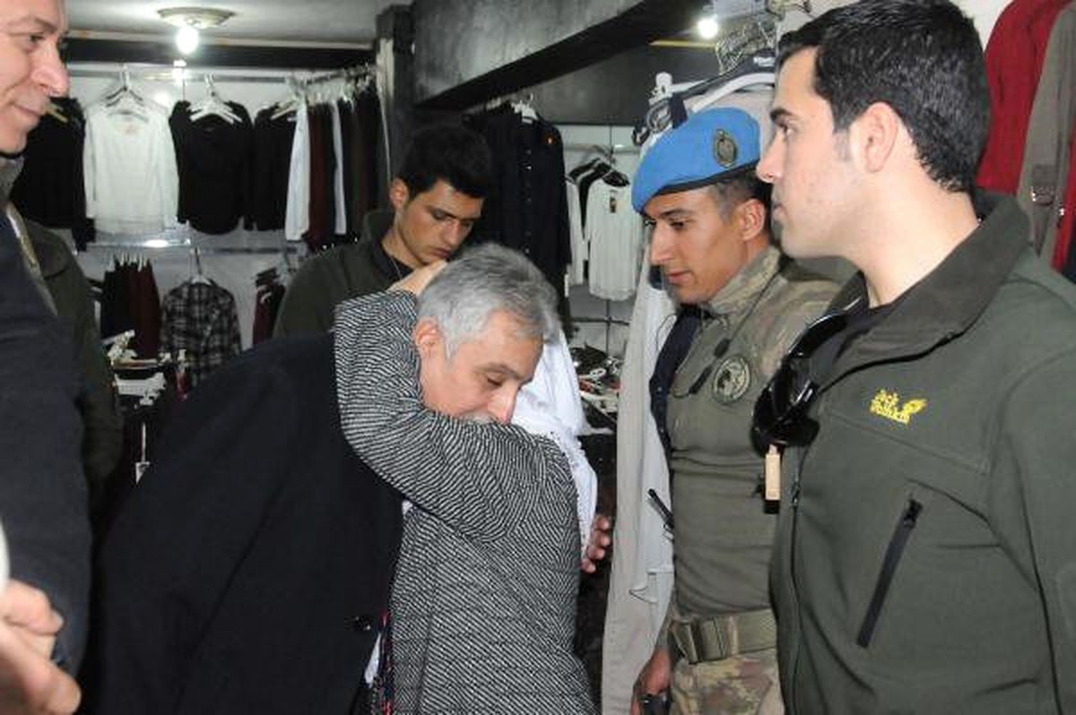 Yaşlı Kadın, Hakkari Valisi'ne Sarılıp, İşsiz Oğlu İçin İş İstedi