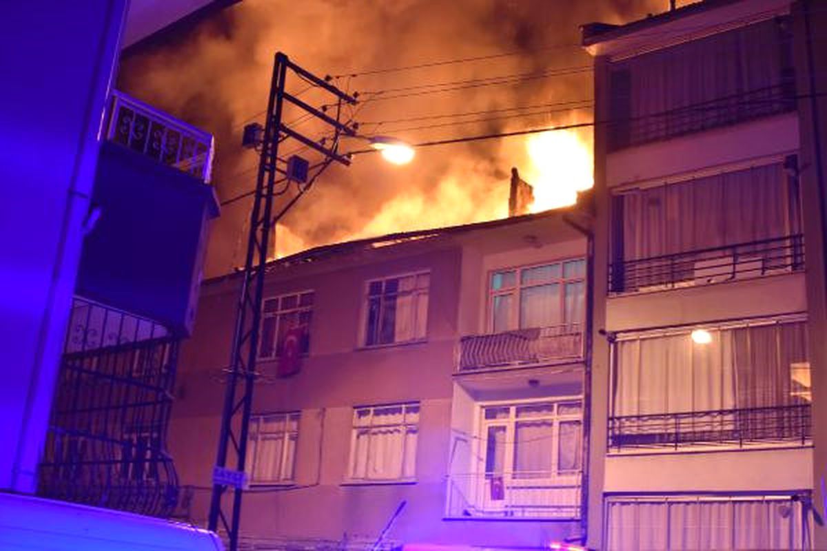 Konya'da, Bir Apartmanın Çatısı Alev Alev Yandı