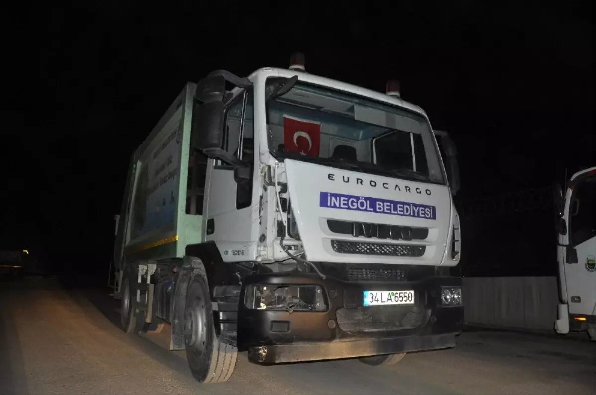 Çöp Kamyonu ile Çarpışan Motosikletli Yaşam Savaşı Veriyor
