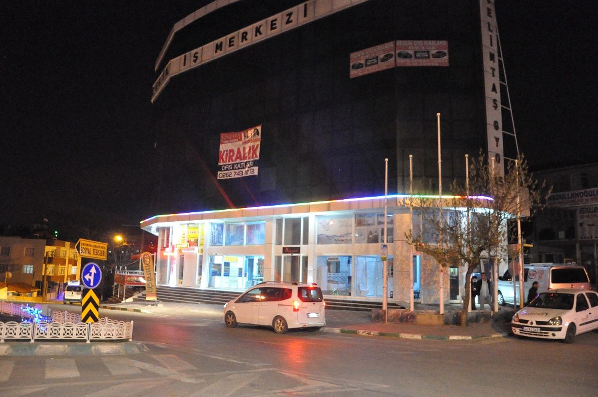 İş Merkezinde El Bombası ve Silah Ele Geçirildi
