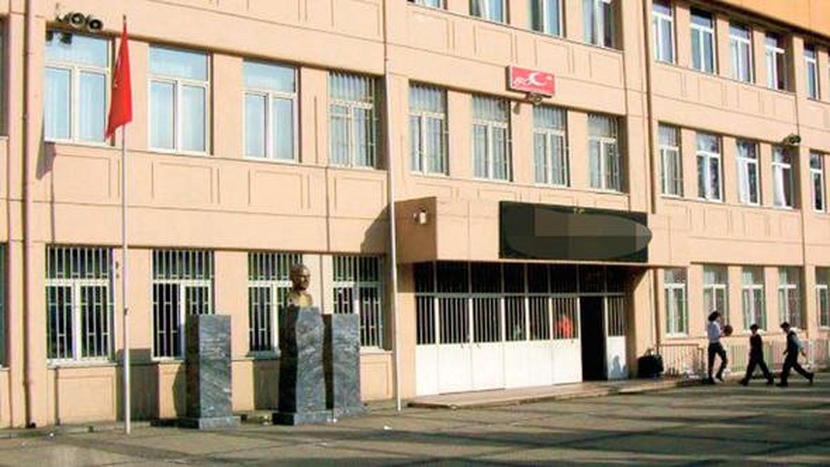 İstanbul'da Ortaokul Öğrencisi Topu Vermeyen Arkadaşını Bıçakladı
