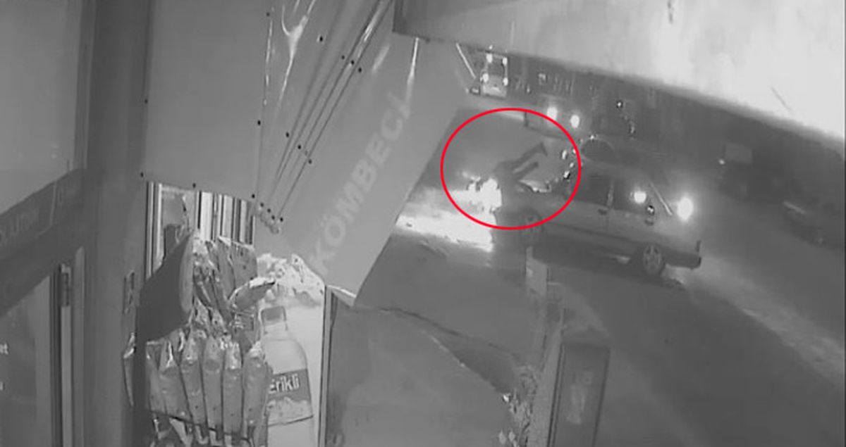 Motosiklet Sürücüsünü, Çarptığı Otomobilin Üzerinden Vatandaşlar İndirdi