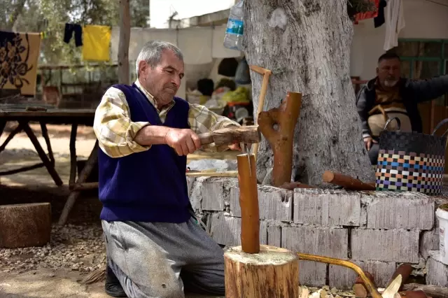 8 Parmağıyla 60 Yıldır Tahta Kaşık Yapıyor 8 Parmağıyla 60 Yıldır Tahta Kaşık Yapıyor