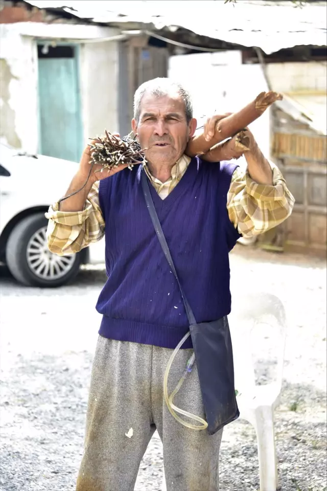 8 Parmağıyla 60 Yıldır Tahta Kaşık Yapıyor 8 Parmağıyla 60 Yıldır Tahta Kaşık Yapıyor