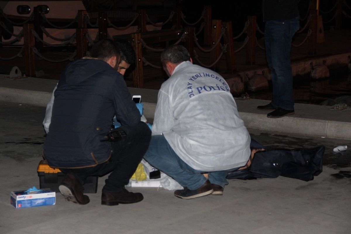 Galata Köprüsü'nün Dibinde Erkek Cesedi Bulundu