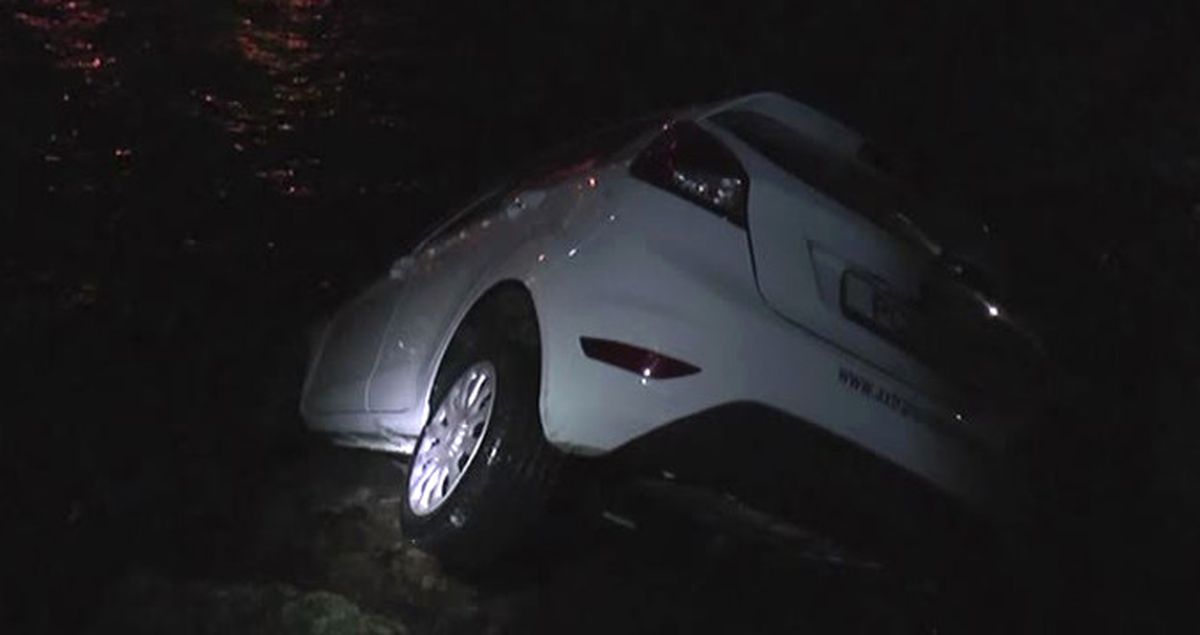 Kıbrıs'ta Araçlarıyla Denize Uçan İki Vatandaş, Kurtarıldıktan Sonra Kayıplara Karıştı