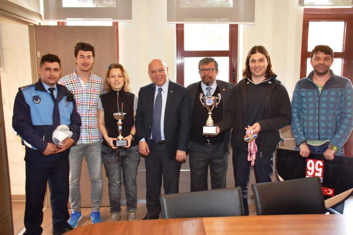 Okyanus Su Sporları Kulübü Sporcularından Başkan Eşkinat'a Ziyaret
