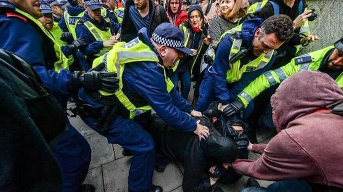 Polis Londra'da İslam Karşıtlarını Yere Yatırarak Gözaltına Aldı