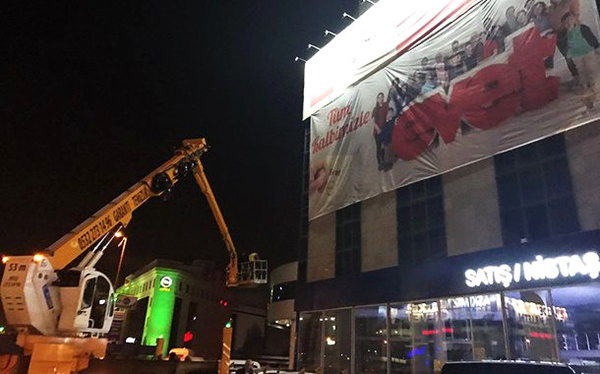 Saadet Partisi Binasına Asılan 'Evet' Pankartı İndirildi