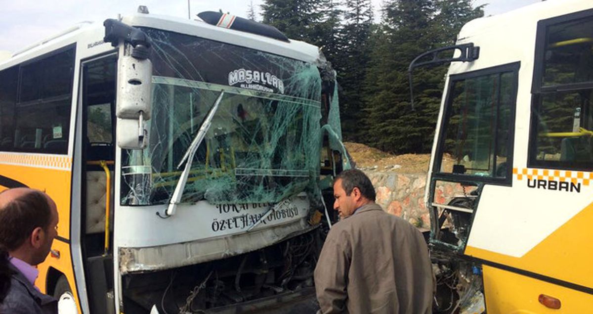 Tokat'ta Üniversiteli Öğrencileri Taşıyan 2 Midibüs Çarpıştı: 25 Yaralı