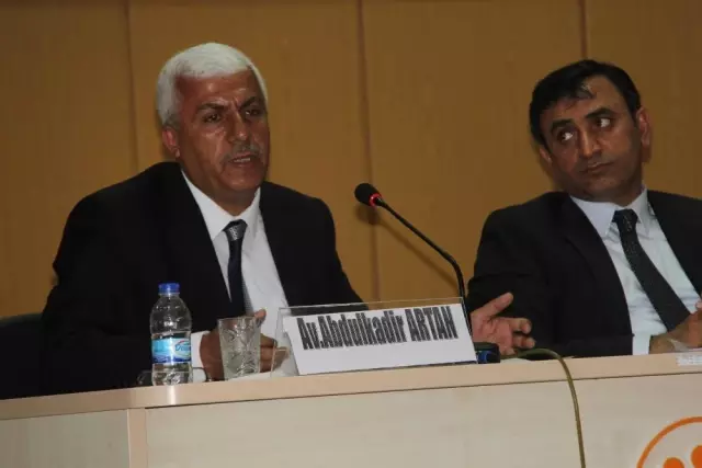 Yeni Anayasa Değişikliği ve Gençlik' Paneli Düzenlendi Yeni Anayasa Değişikliği ve Gençlik' Paneli Düzenlendi