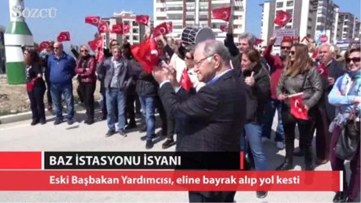 Eski Başbakan Yardımcısı, Eline Bayrak Alıp Yol Kesti