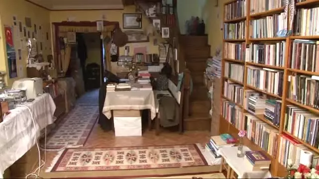 Evde 4 Tır Dolusu Kitabı Bulunuyor