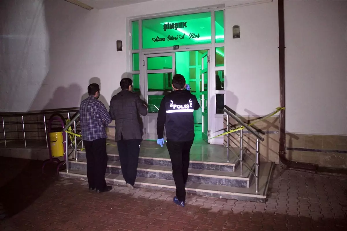 Evinin Önünde Bıçaklı Saldırıya Uğrayan Kişi Öldü