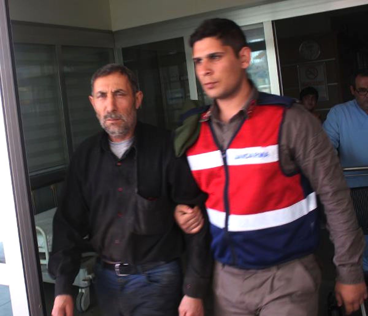 Yaşlı Adam, Bahçe Duvarı Tartışmasında 81 Yaşındaki Yengesini Bıçakladı