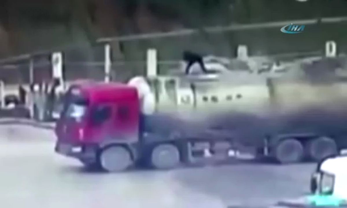 Talihsiz İşçi, Tankerin Kapağı Açılınca Metrelerce Havaya Fırladı