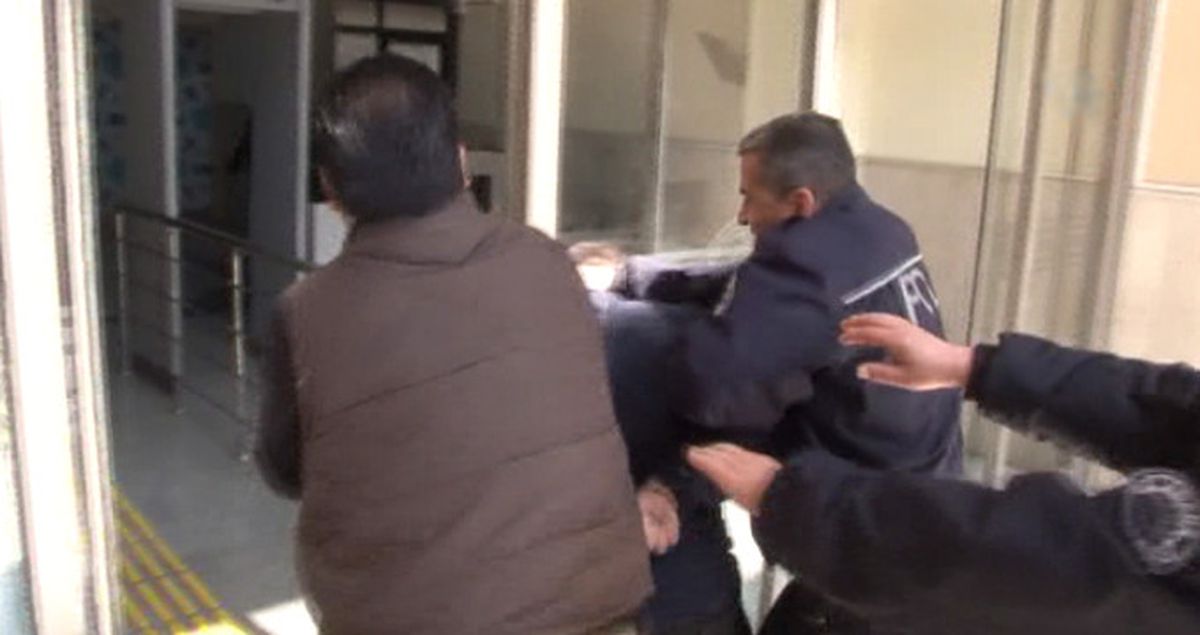 Cephanelikle Yakalanan Cezaevi Firarisi, Adliyenin Kapısına Kafa Attı