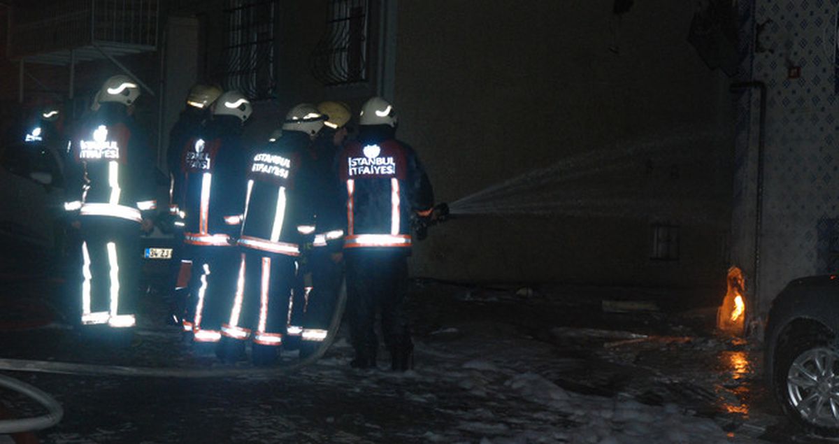 Park Halindeki Araçlarda Başlayan Yangın, Bitişikteki Daireye Sıçradı