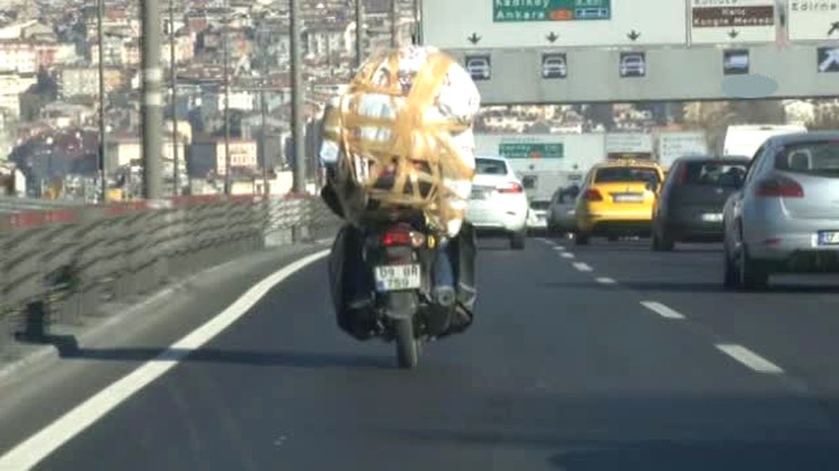 İstanbul'da Aşırı Yüklü Motosikletin Tehlikeli Yolculuğu Kameraya Yansıdı