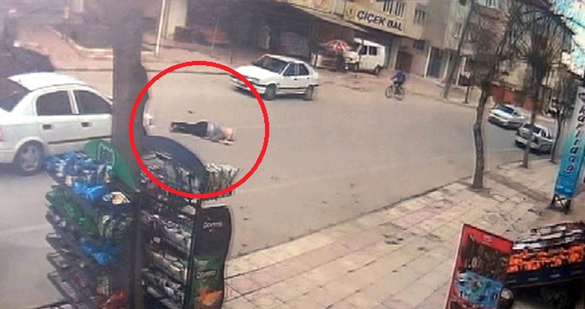 Otomobilin Çarptığı Genç Kızın Savrulma Anları Kameraya Yansıdı