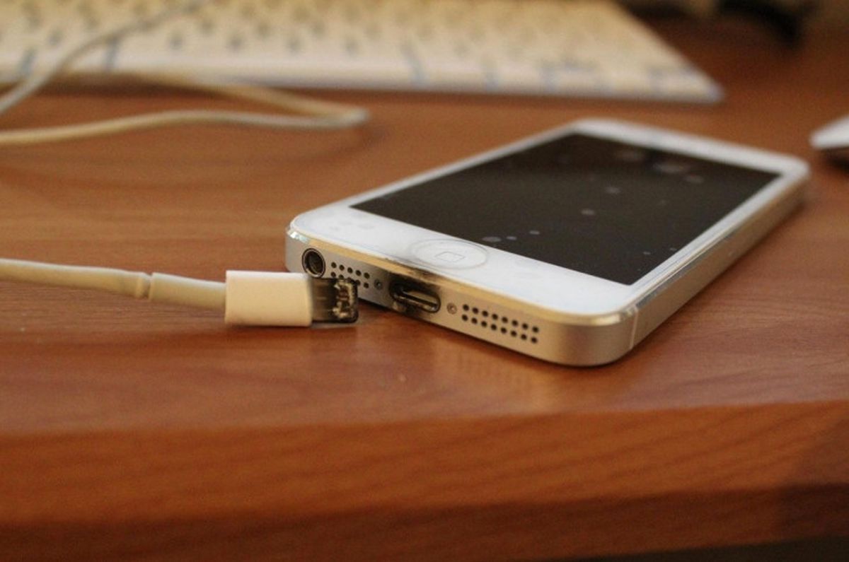 ABD'li Genç, Şarjdaki iPhone'u Yüzünden Elektrik Akımına Kapıldı; Ölümden Döndü