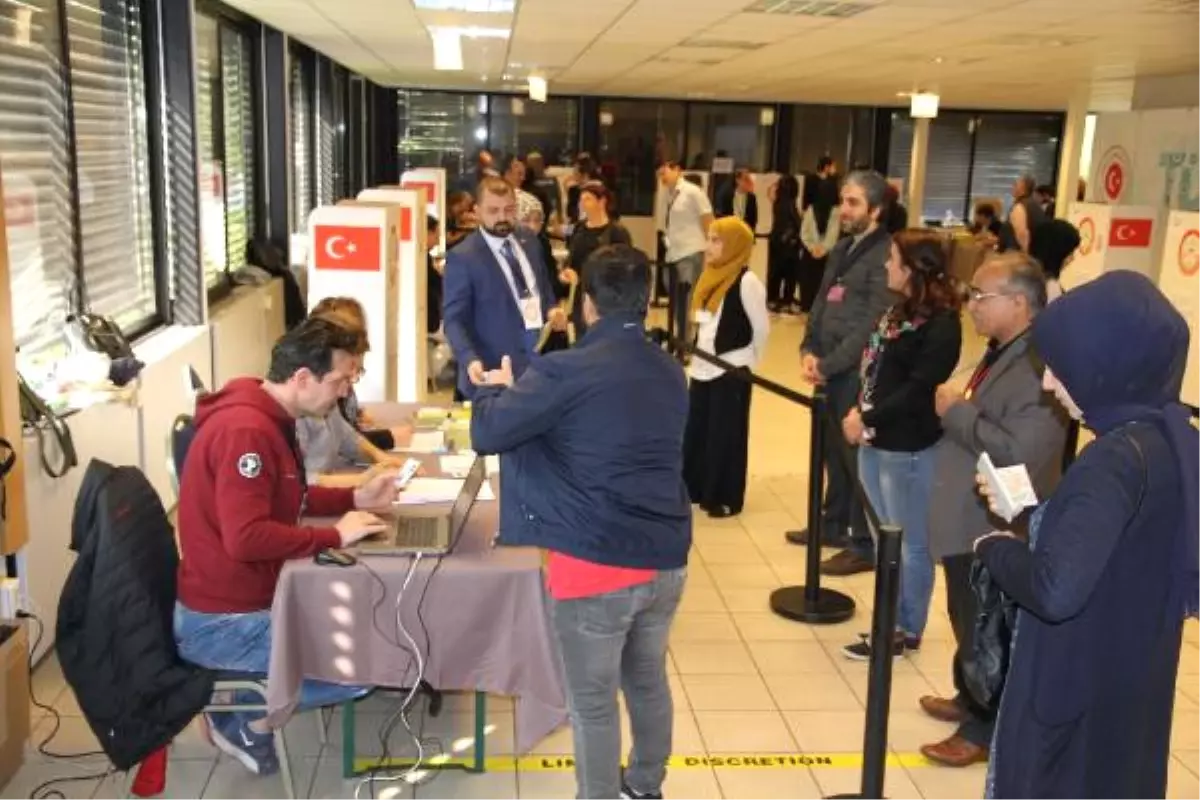 Fransa'da Halk Oylamasına Büyük İlgi