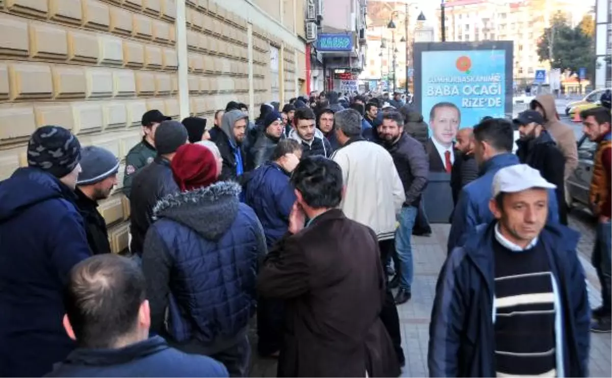 İşkur Önünde Geceden Kuyruğa Girenler Sabah 'Başvuru Ertelendi' Denince Şoke Oldu