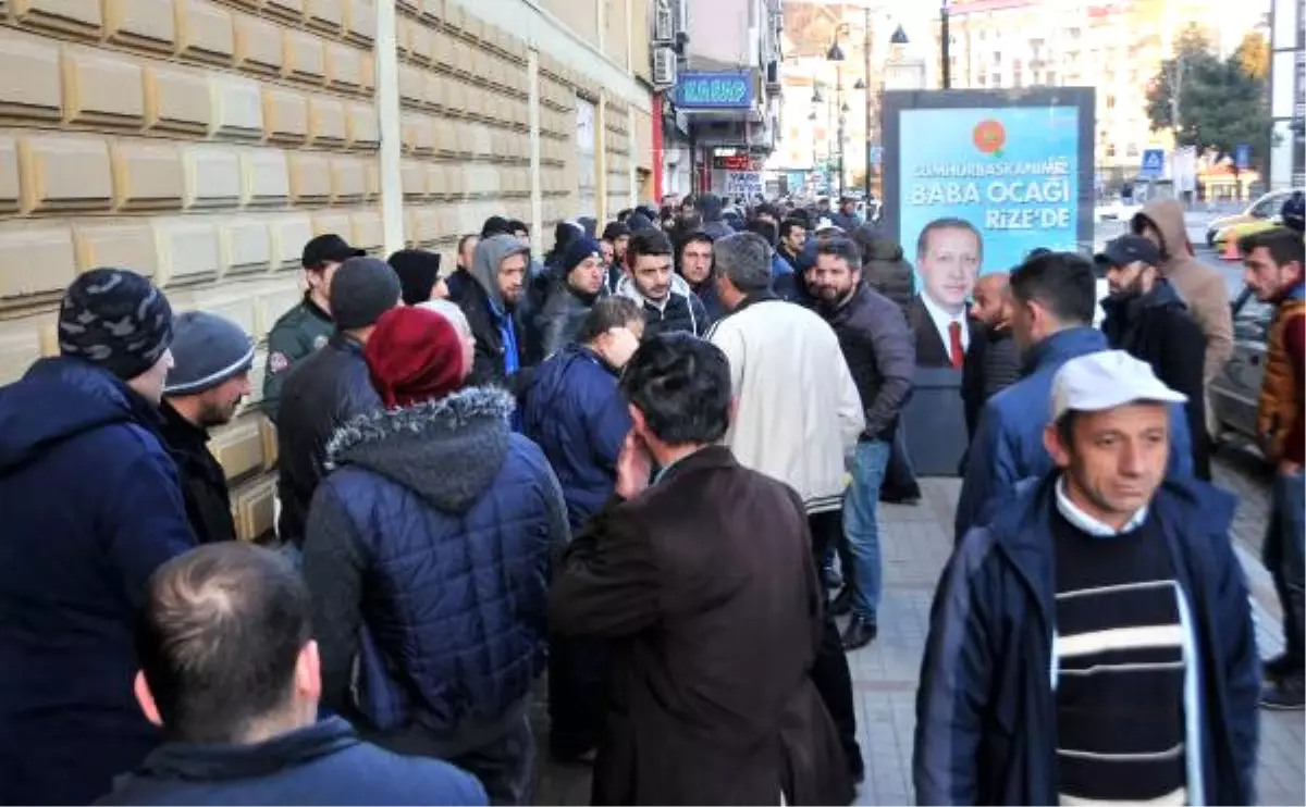 Mevsimlik İşçi Alımı İçin Gece Boyunca Beklediler, Sabah Olunca Şok Yaşadılar!