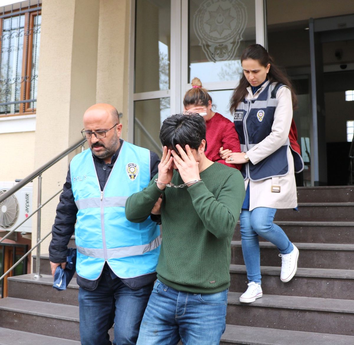 Sakarya'da Bir Kadın, Tartıştığı Eski Sevgilisini Bıçaklayarak Ağır Yaraladı