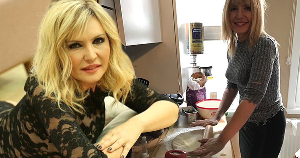 Ünlü Sunucu Seda Akgül, Mini Eteğiyle Börek Açarken Poz Verdi