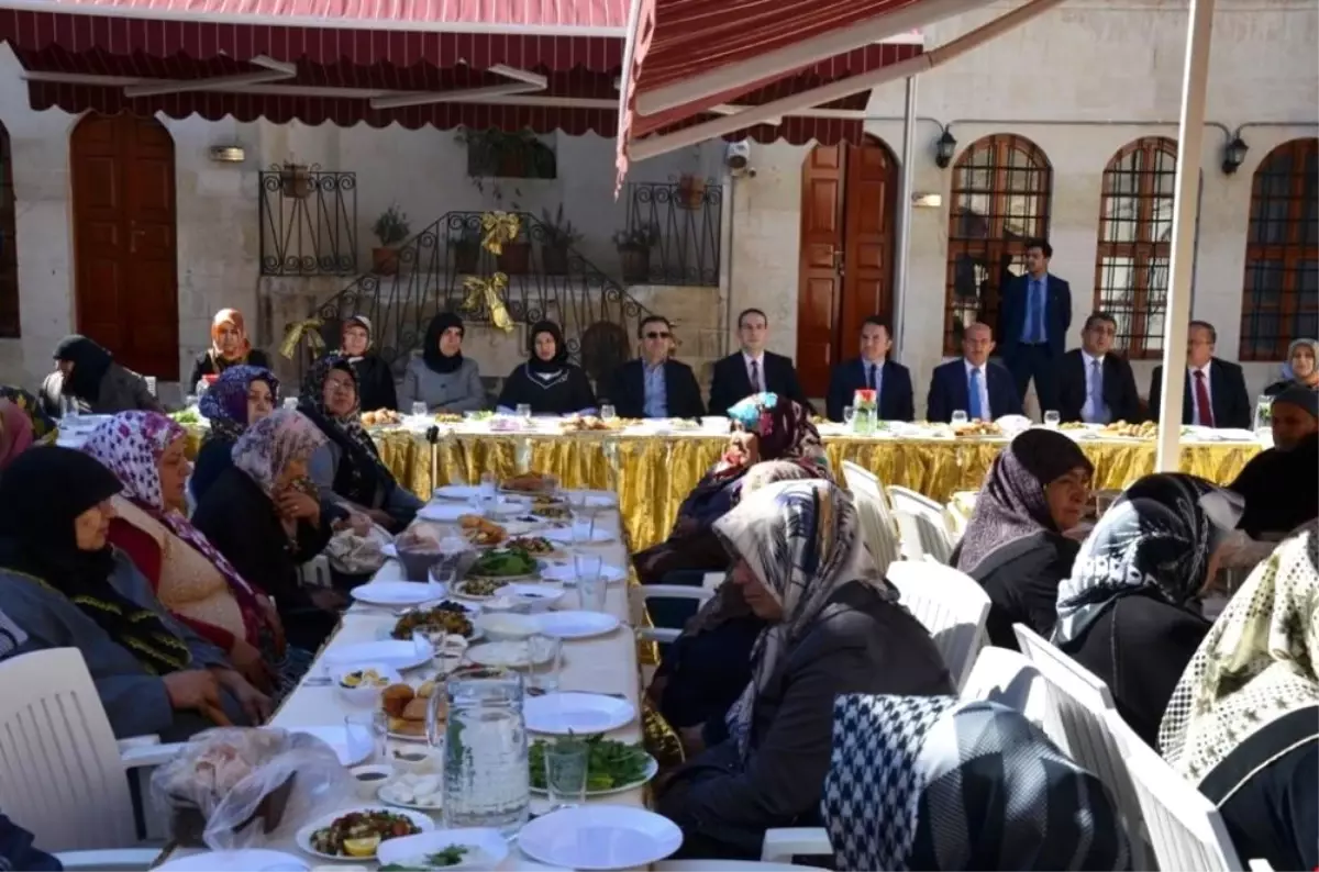 Vali Çataklı, Yaşlılarla Bir Araya Geldi