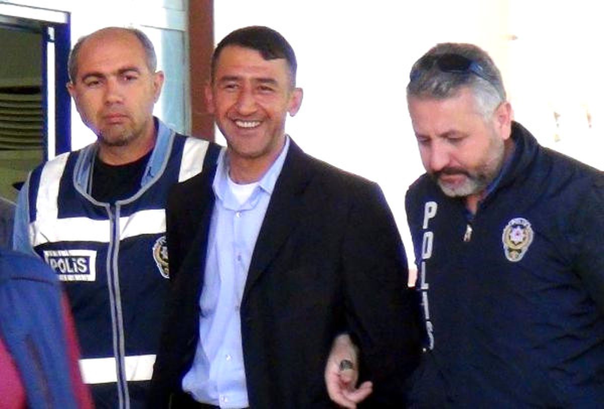 Adam Yaralamaktan Hüküm Giyen Zanlı, Pişkinlikte Sınır Tanımadı, Gülerek Poz Verdi
