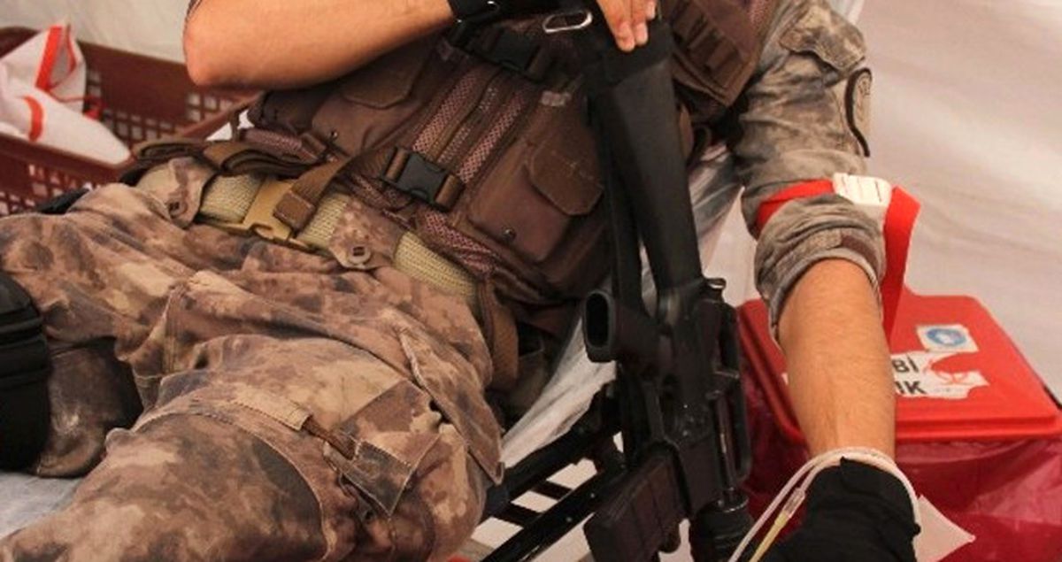 Özel Harekat Polisi Kan Verirken de Silahını Bırakmadı