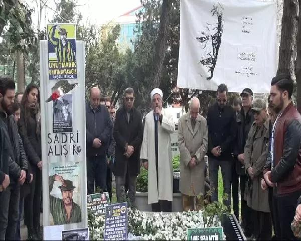Sadri Alışık Klasik Otomobiliyle Mezarı Başında Anıldı Sadri Alışık Klasik Otomobiliyle Mezarı Başında Anıldı
