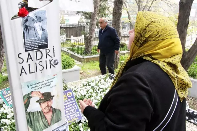 Sadri Alışık Mezarı Başında Anıldı Sadri Alışık Mezarı Başında Anıldı