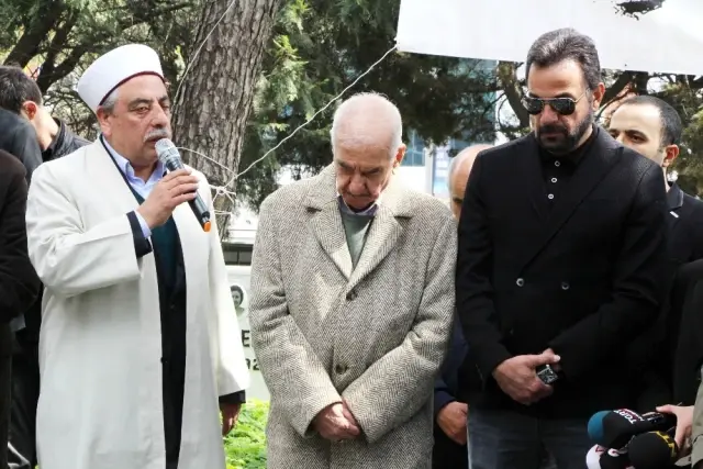 Sadri Alışık Mezarı Başında Anıldı Sadri Alışık Mezarı Başında Anıldı