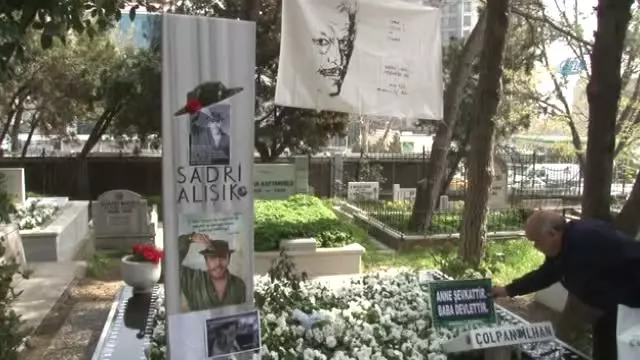 Sadri Alışık Mezarı Başında Klasik Otomobilleriyle Anıldı Sadri Alışık Mezarı Başında Klasik Otomobilleriyle Anıldı