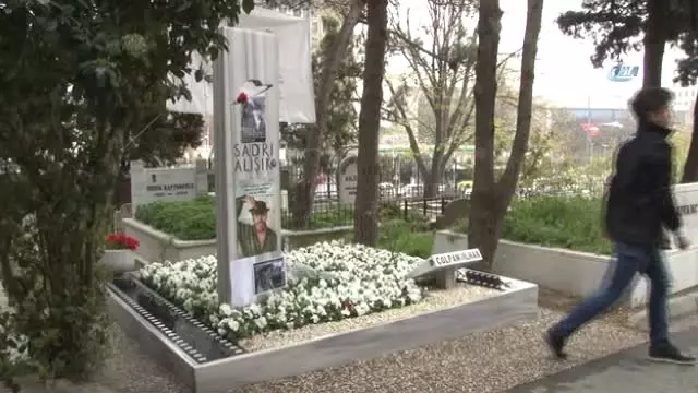 Sadri Alışık Mezarı Başında Klasik Otomobilleriyle Anıldı Sadri Alışık Mezarı Başında Klasik Otomobilleriyle Anıldı