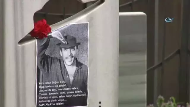 Sadri Alışık Mezarı Başında Klasik Otomobilleriyle Anıldı Sadri Alışık Mezarı Başında Klasik Otomobilleriyle Anıldı