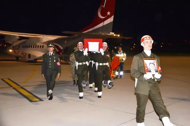 Şehit Uzman Onbaşı Mehmet Yavşan'ın Naaşı Gece Karşılandı Şehit Uzman Onbaşı Mehmet Yavşan'ın Naaşı Gece Karşılandı